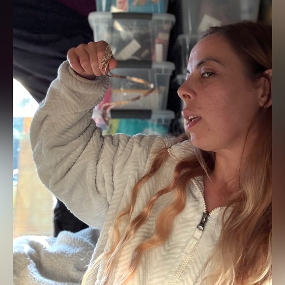 Roman Toga add on bangle in gold tone - Picture 3 of 15